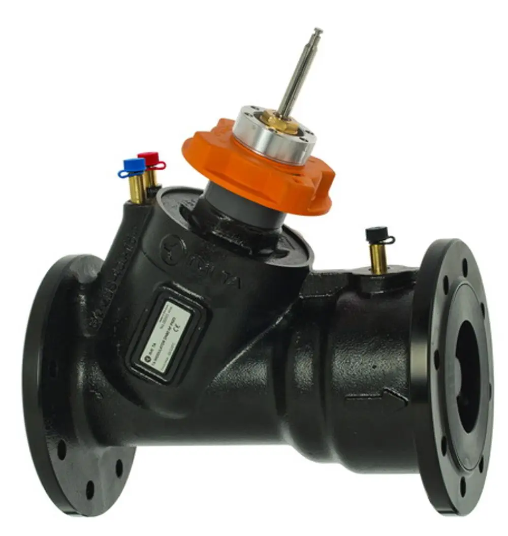 Regulierventil von IMI Hydronic Engineering mit Flanschen zur Druckunabhängigkeit. Sichtbar sind Anschlüsse und ein Stellmechanismus zur Regelung des Durchflusses.